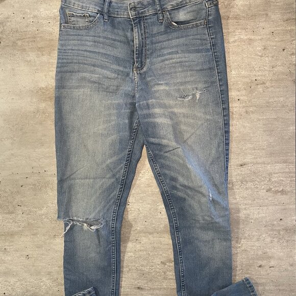 High Rise Blue Jeans- Hollister - Picture 4 of 5